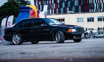 découvrez le coffre de la mercedes c-class : un espace généreux et polyvalent qui allie élégance et fonctionnalité. idéal pour toutes vos escapades et vos besoins quotidiens, le coffre de la c-class allie style et praticité. explorez les meilleures solutions de rangement et le confort offert par cette berline premium.