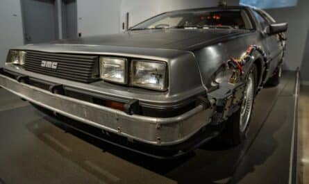 découvrez la mythique delorean, emblématique voiture des années 80, célèbre pour son design futuriste et son rôle légendaire dans la saga 'retour vers le futur'. plongez dans l'univers de cette automobile intrigante et son impact sur la culture pop.